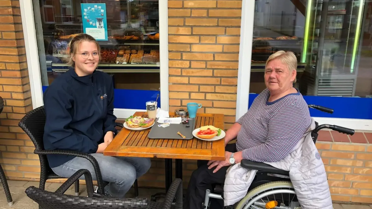 Begleitung zum aushäusigen Frühstück im Café
